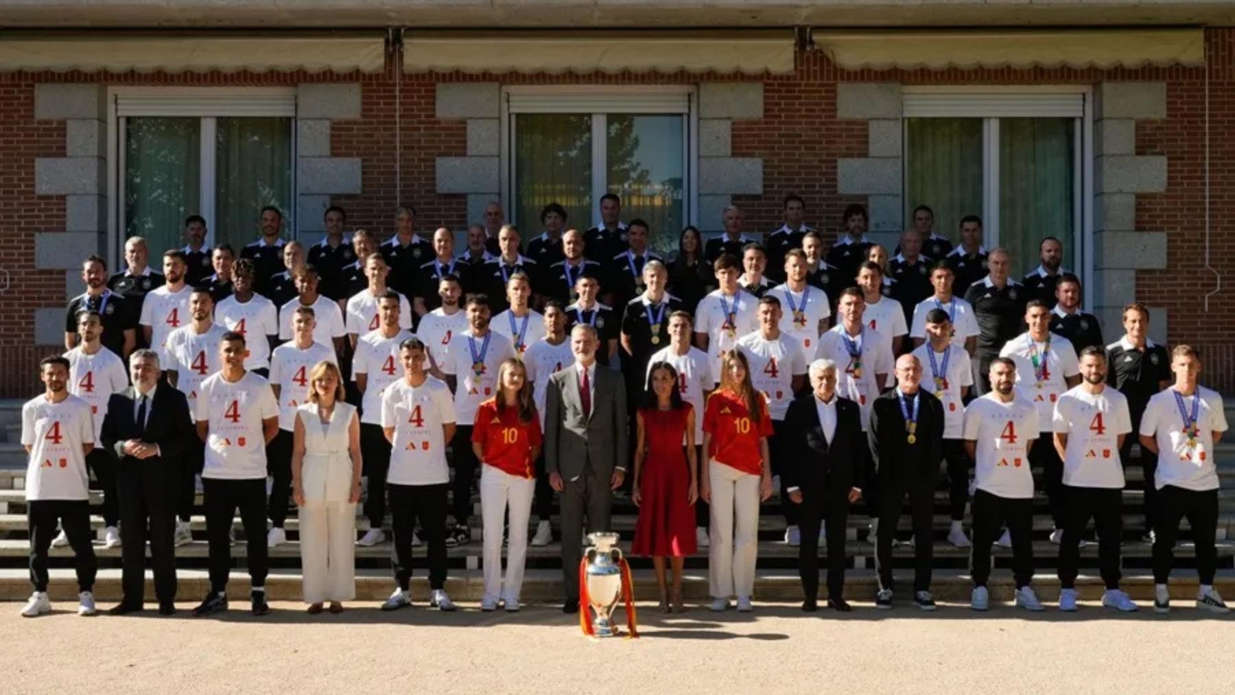 El rey Felipe VI, junto a la reina Letizia, la infanta Sofía y la princesa Leonor, reciben a la selección